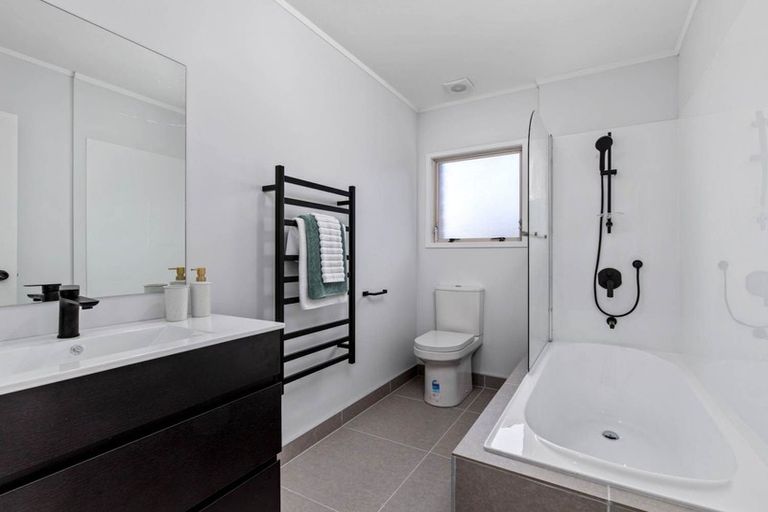 Photo of property in 2/48 Noeleen Street, Glenfield, Auckland, 0629