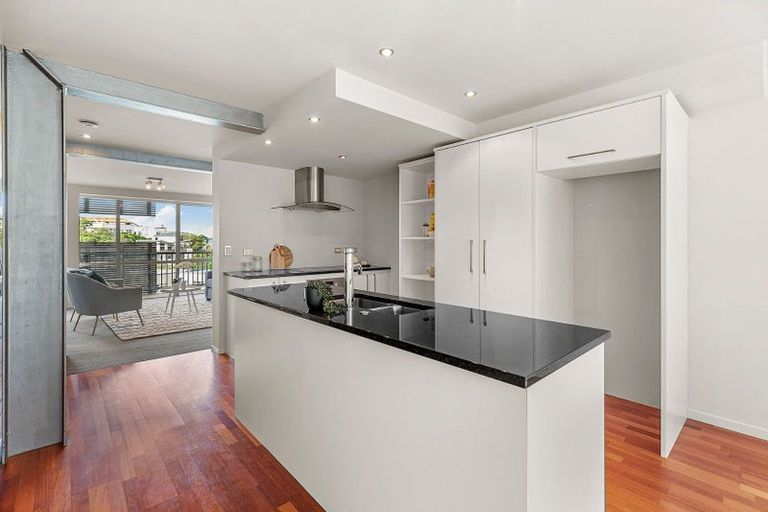 Photo of property in 1/142 Onslow Road, Khandallah, Wellington, 6035