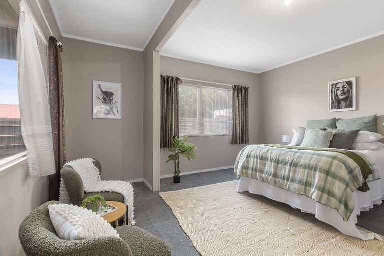 Photo of property in 21 Akaroa Drive, Maupuia, Wellington, 6022
