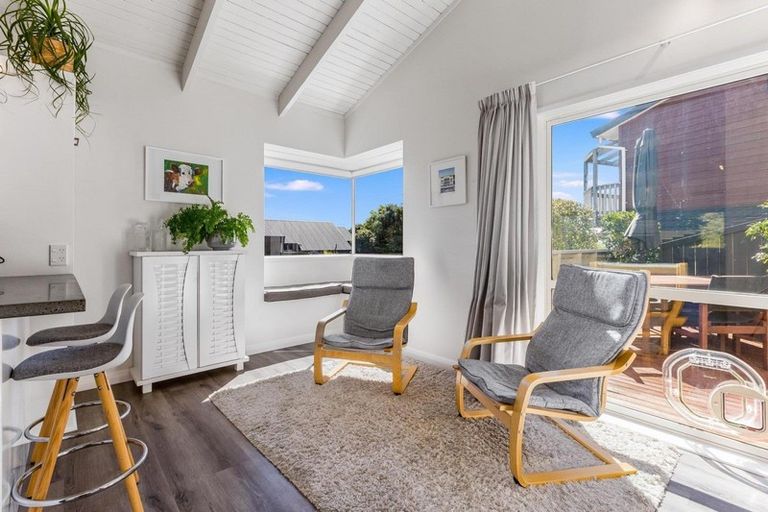 Photo of property in 8 The Crowsnest, Whitby, Porirua, 5024