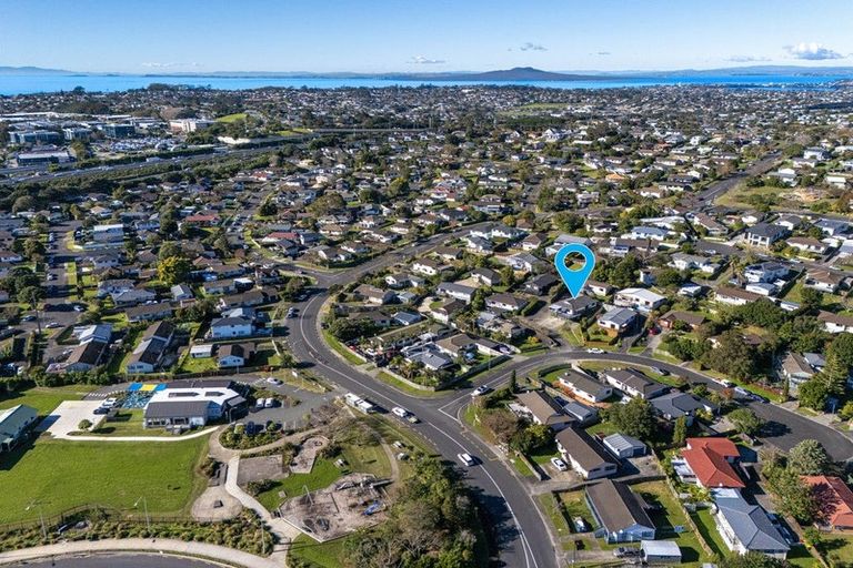 Photo of property in 2/8 Sevilla Place, Unsworth Heights, Auckland, 0632