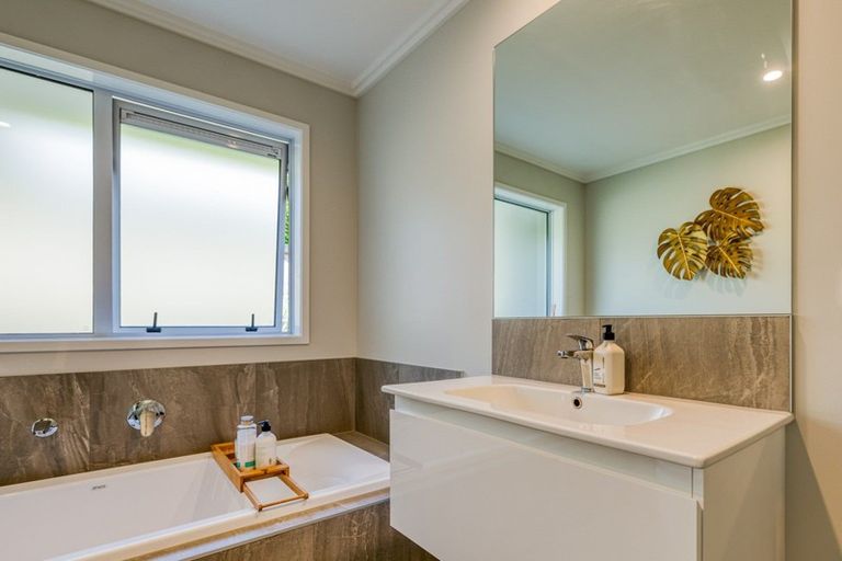 Photo of property in 10 Grenache Way, Kumeu, 0810