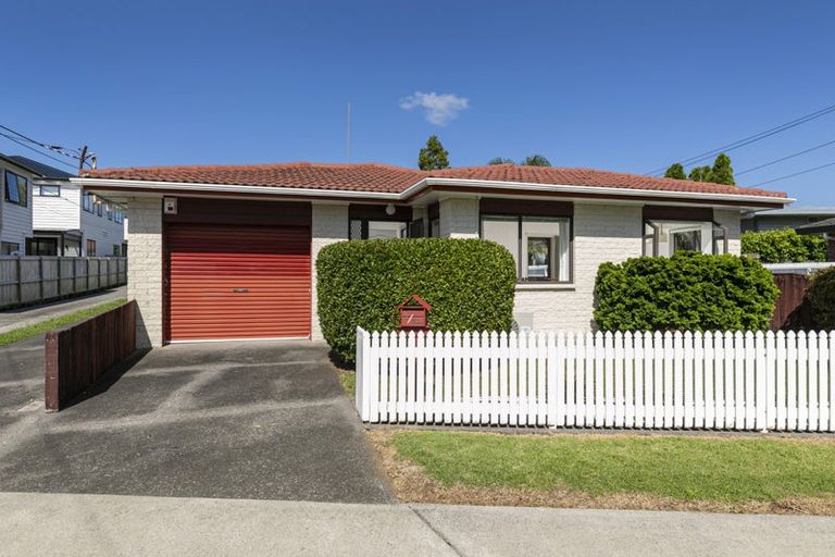 Photo of property in 2/31a Colwill Road, Massey, Auckland, 0614