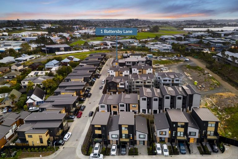 Photo of property in 24 Milenio Crescent, Windsor Park, Auckland, 0632