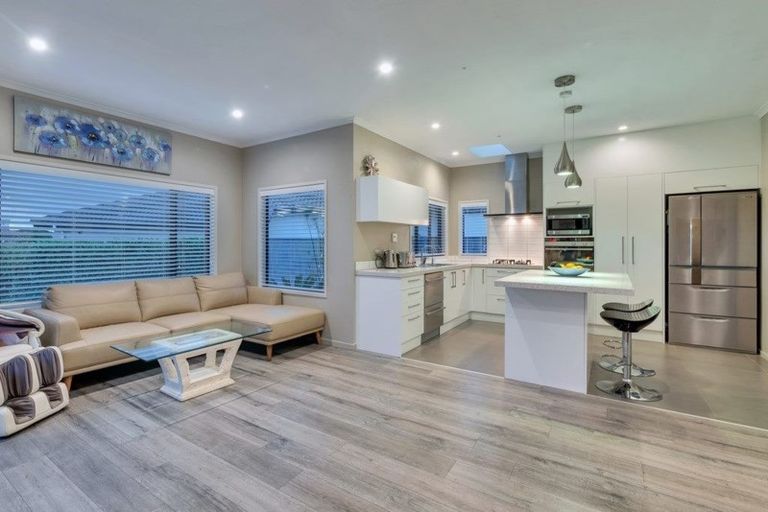 Photo of property in 12 Corsica Way, Karaka, Papakura, 2113