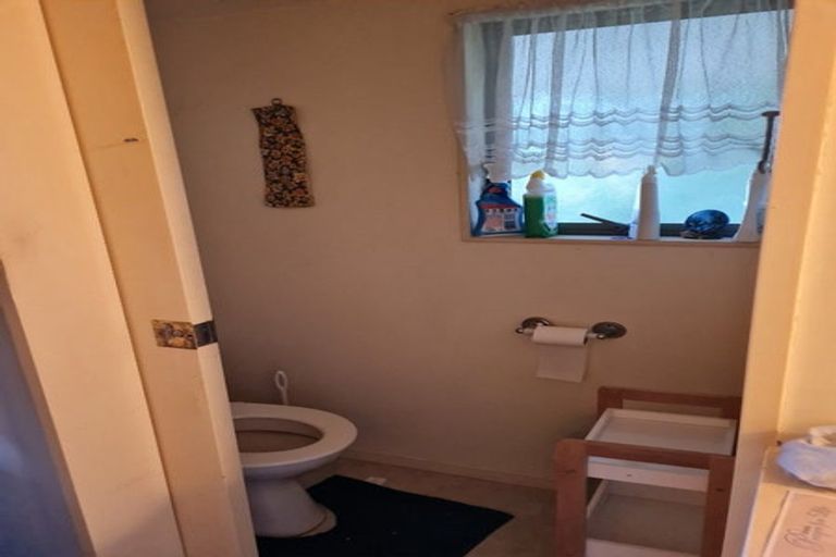 Photo of property in 2/52 Harrington Road, Henderson, Auckland, 0610