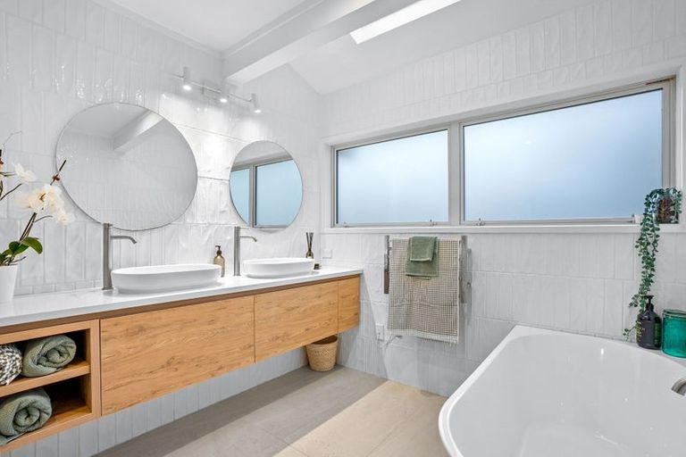 Photo of property in 556 Beach Road, Rothesay Bay, Auckland, 0630