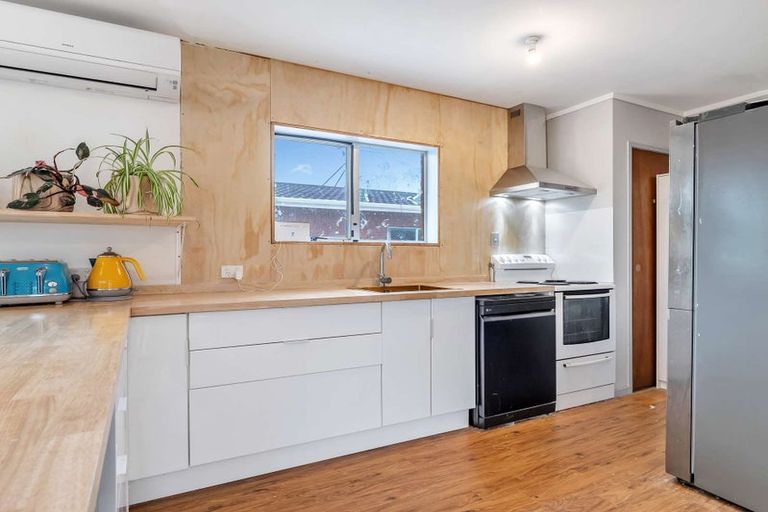 Photo of property in 247 Henderson Valley Road, Henderson, Auckland, 0612