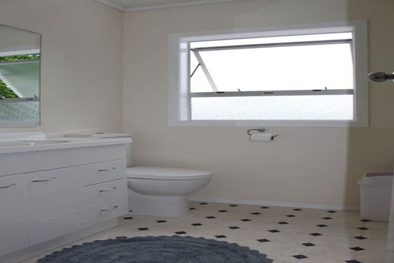 Photo of property in 2 Guildford Street, Levin, 5510