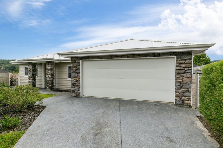 Photo of property in 15 Henrietta Maxwell Grove, Wainuiomata, Lower Hutt, 5014