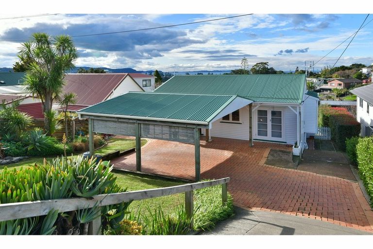 Photo of property in 9 Moffat Road, Red Beach, 0932