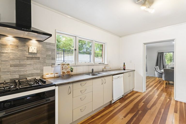 Photo of property in 42 West Lynn Road, Titirangi, Auckland, 0604