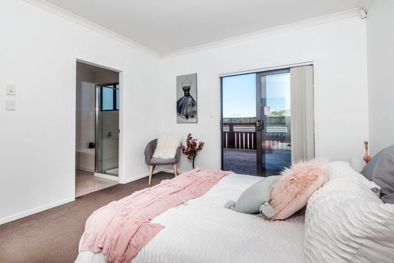 Photo of property in 43a Stewart Drive, Newlands, Wellington, 6037