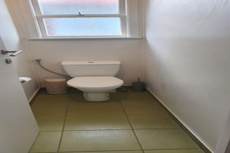 Photo of property in 2/34 Valley View Road, Glenfield, Auckland, 0629