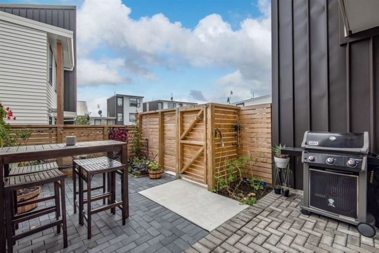 Photo of property in 3/15 Chivalry Road, Glenfield, Auckland, 0629