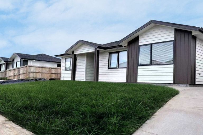 Photo of property in 12 William Calvert Drive, Swanson, Auckland, 0614
