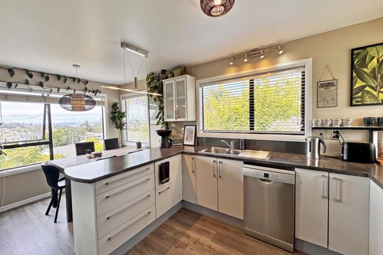 Photo of property in 131 Chelsea View Drive, Chatswood, Auckland, 0626