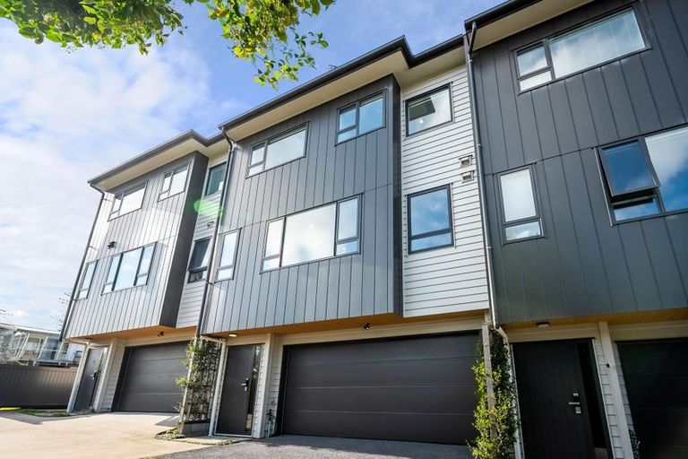 Photo of property in 4b Fowler Street, Northcote, Auckland, 0627