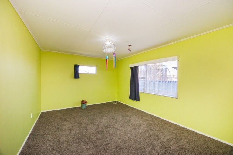 Photo of property in 17 Piper Place, Roslyn, Palmerston North, 4414