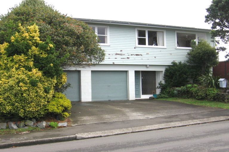 Photo of property in 12 Quigley Street, Newlands, Wellington, 6037