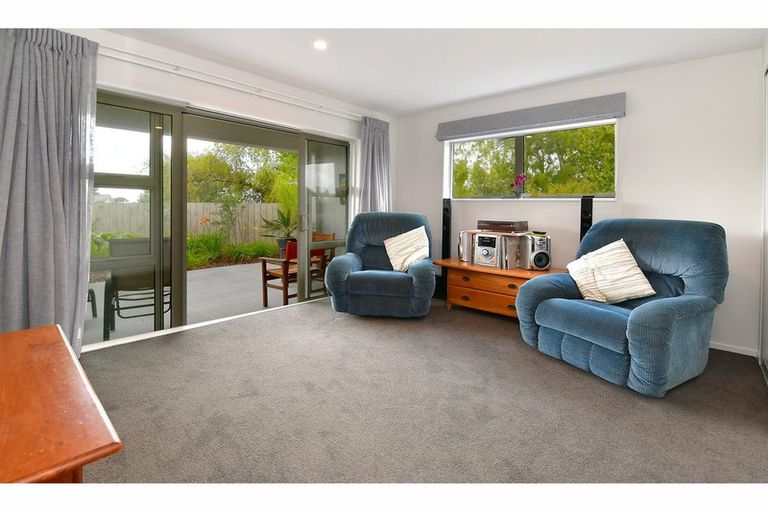 Photo of property in 5a Melia Place, Stanmore Bay, Whangaparaoa, 0932