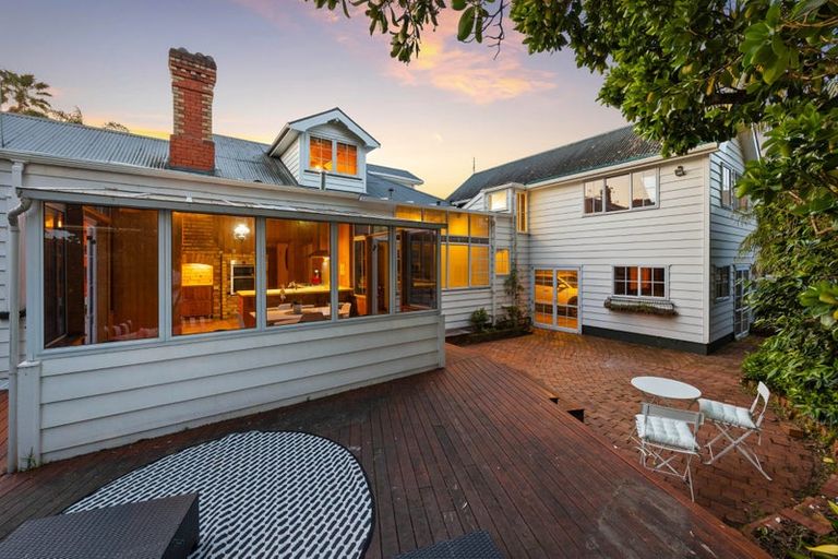 Photo of property in 5 Queen Street, Northcote Point, Auckland, 0627