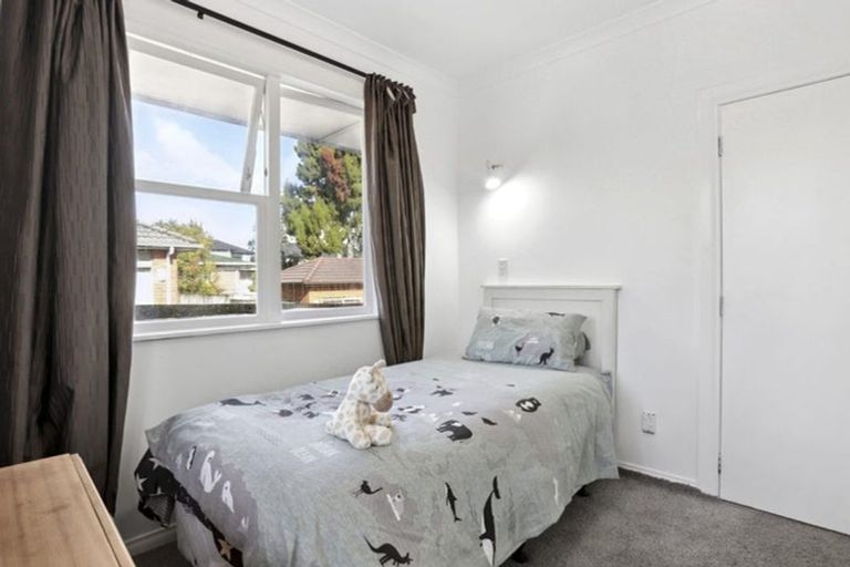 Photo of property in 15 Kingdale Road, Henderson, Auckland, 0610