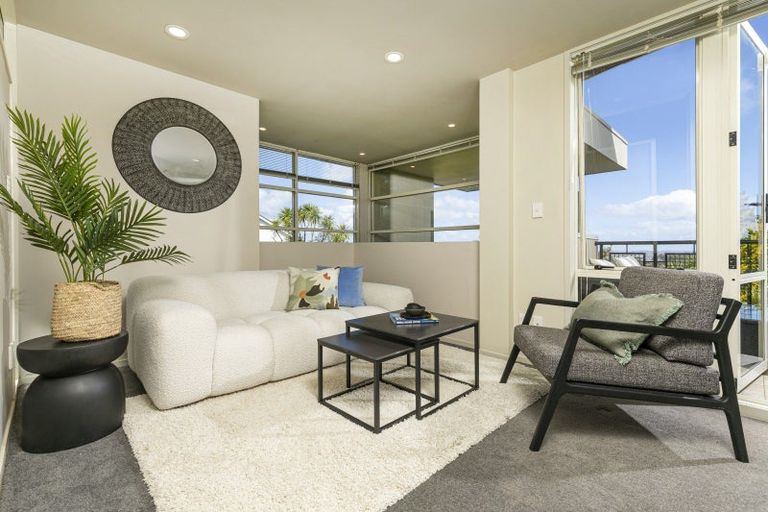 Photo of property in 1/166 Mokoia Road, Chatswood, Auckland, 0626