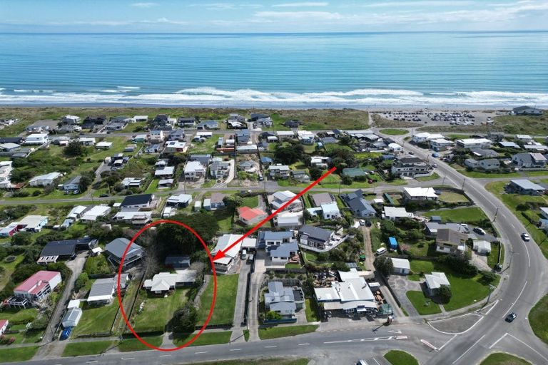 Photo of property in 46 Signal Street, Foxton Beach, Foxton, 4815