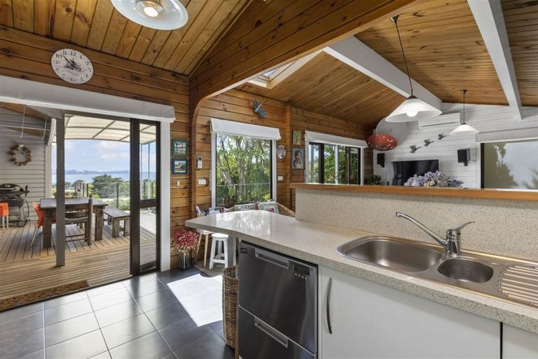 Photo of property in 22 Kathy Terrace, Stanmore Bay, Whangaparaoa, 0932