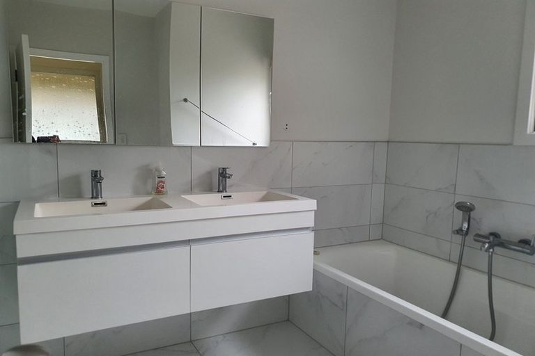 Photo of property in 3/104 East Coast Road, Forrest Hill, Auckland, 0620