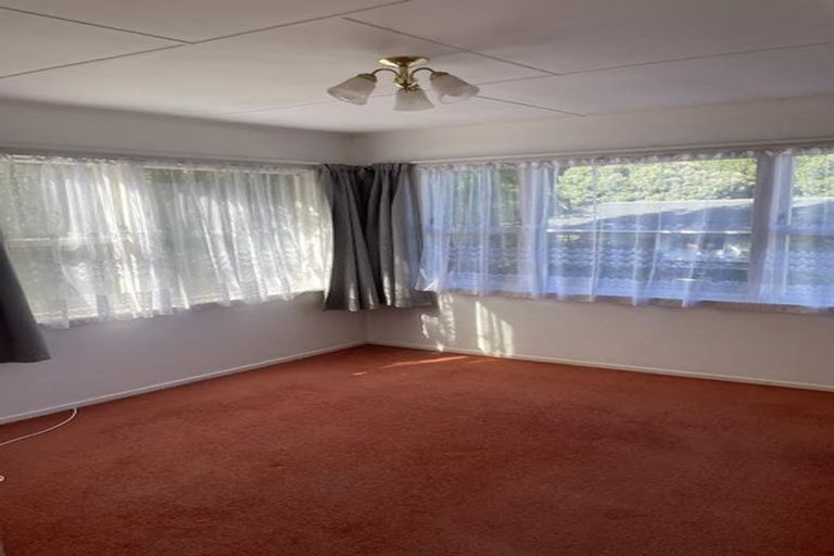 Photo of property in 87 Stewart Drive, Newlands, Wellington, 6037