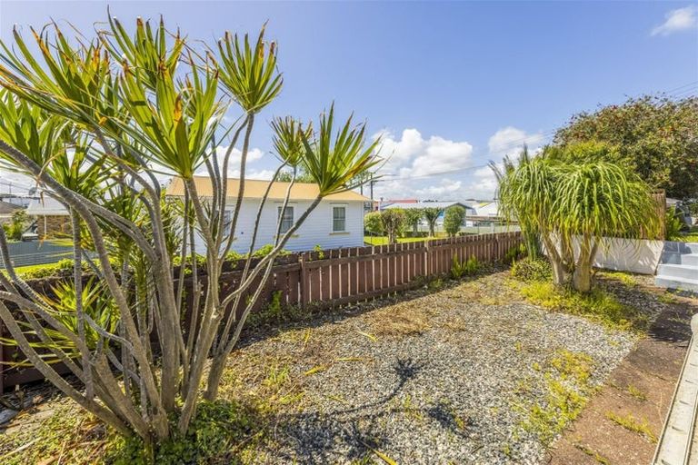 Photo of property in 5 Marlene Avenue, Te Atatu South, Auckland, 0610