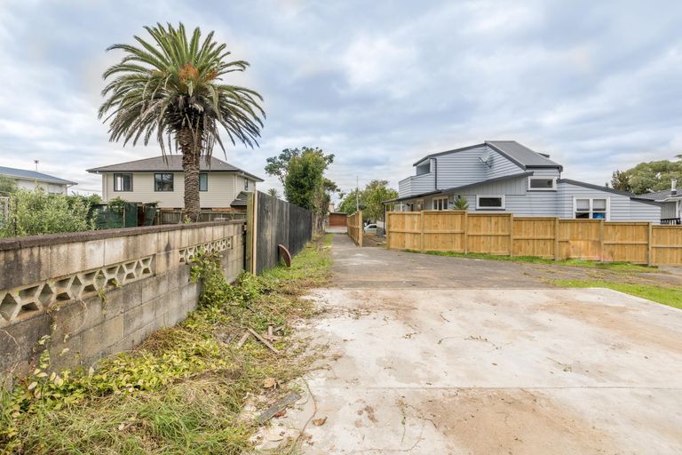 Photo of property in 3a Crompton Road, Massey, Auckland, 0614