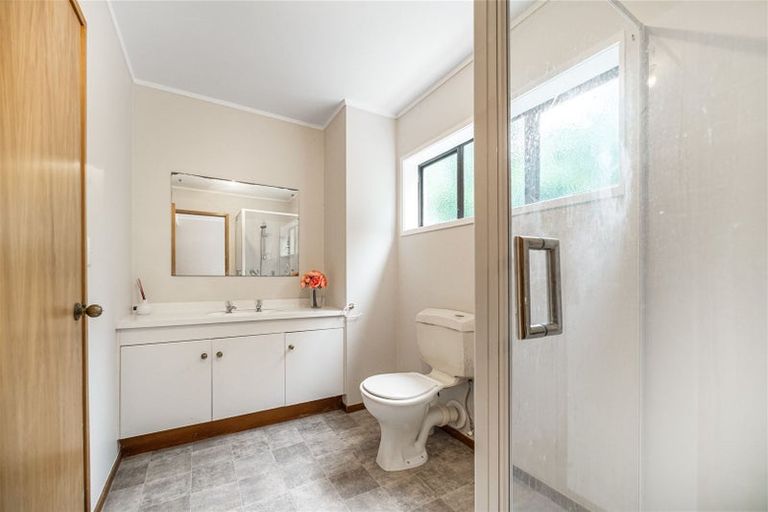 Photo of property in 1/5 Tree View Avenue, Glenfield, Auckland, 0629