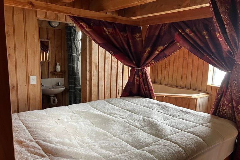 Photo of property in 116 The Esplanade, Houghton Bay, Wellington, 6023