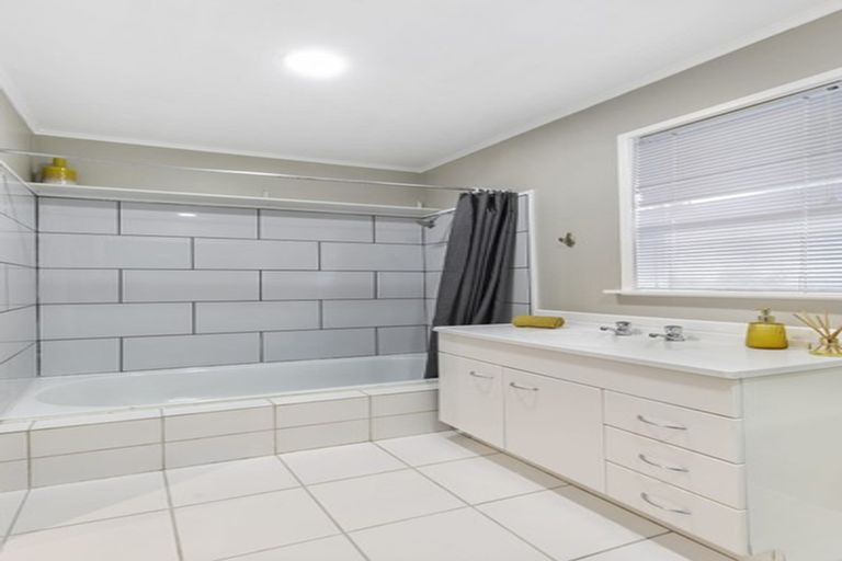 Photo of property in 17 Coburg Street, Henderson, Auckland, 0612