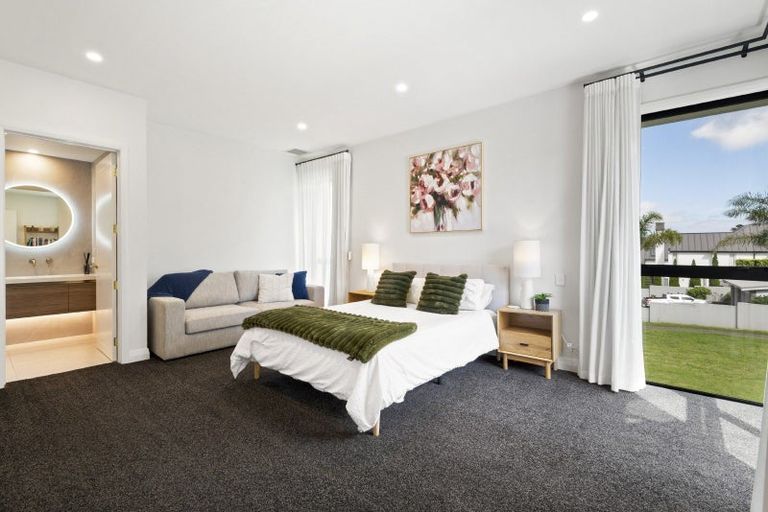 Photo of property in 90 Marine Parade, Mellons Bay, Auckland, 2014