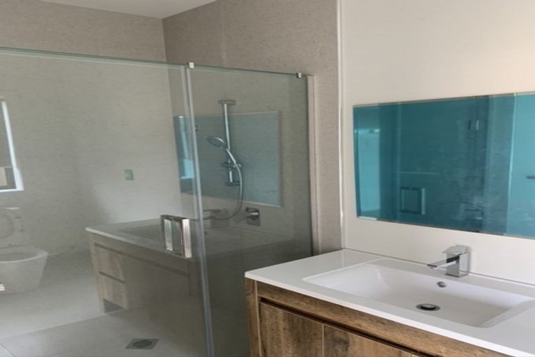 Photo of property in 5a Tawa Road, Te Atatu Peninsula, Auckland, 0610