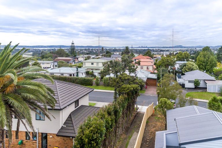 Photo of property in 3a Crompton Road, Massey, Auckland, 0614