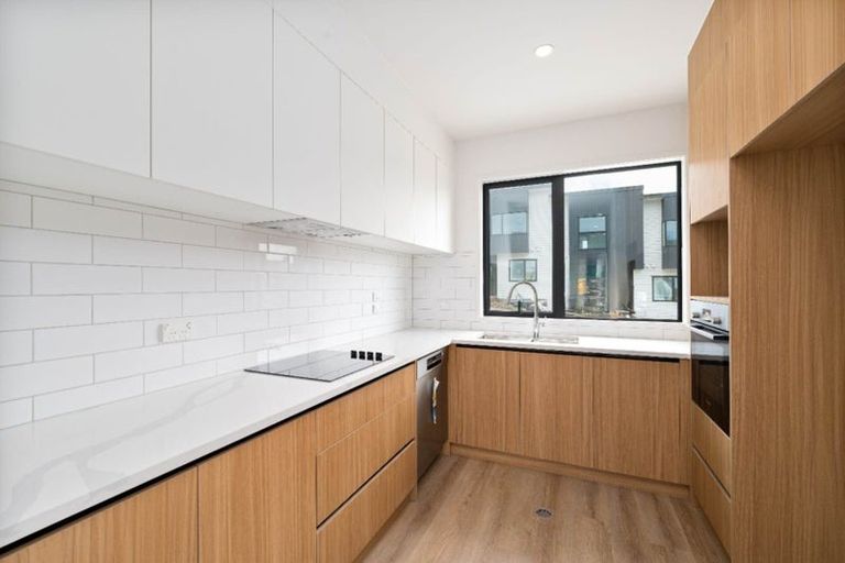 Photo of property in 8 Kautawa Lane, Massey, Auckland, 0614