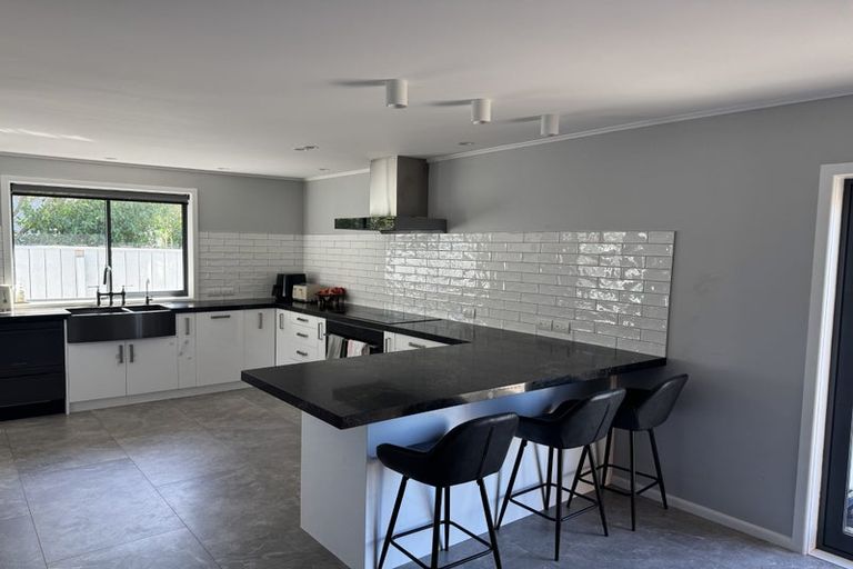 Photo of property in 158 Akaroa Drive, Maupuia, Wellington, 6022