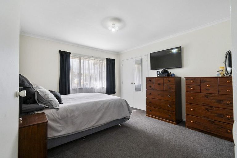 Photo of property in 71 Hillcrest Drive, Kelvin Grove, Palmerston North, 4414