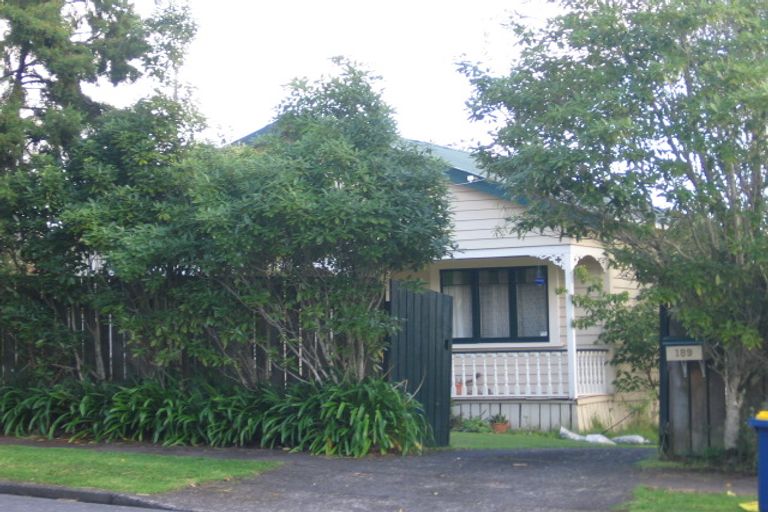 Photo of property in 2/189a Titirangi Road, Titirangi, Auckland, 0604