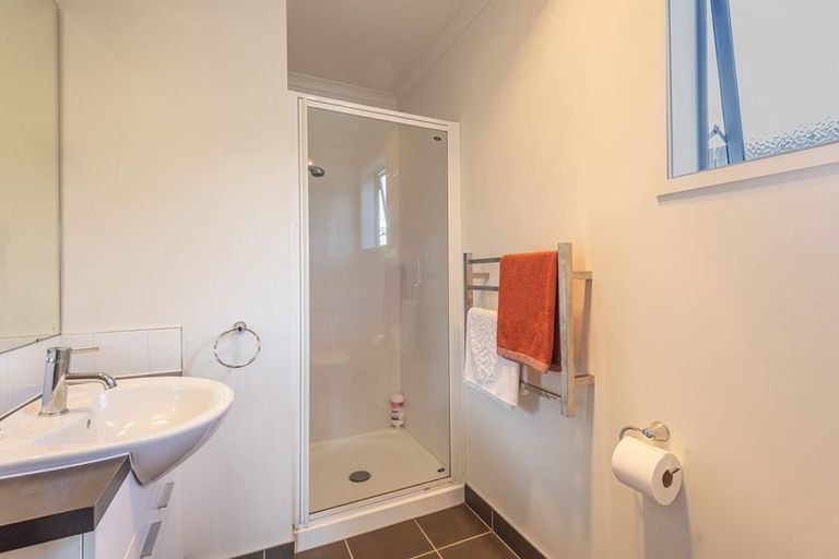 Photo of property in 18 Resolution Place, One Tree Point, 0118