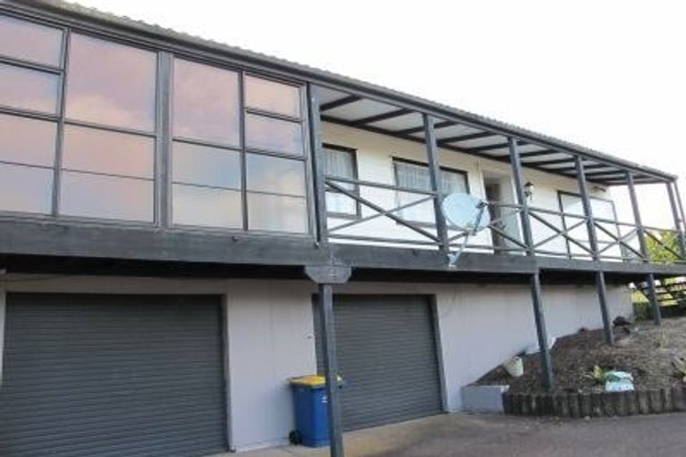 Photo of property in 17 Meadowood Drive, Unsworth Heights, Auckland, 0632