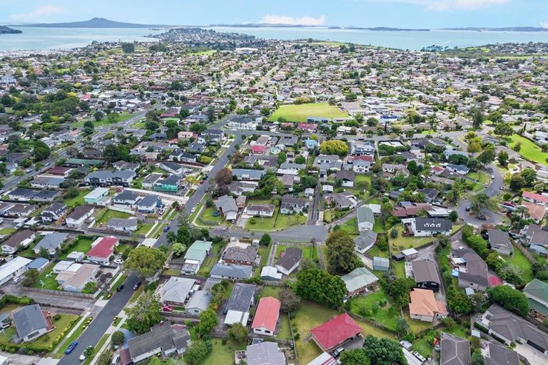 Photo of property in 2/22 Minaret Drive, Bucklands Beach, Auckland, 2014