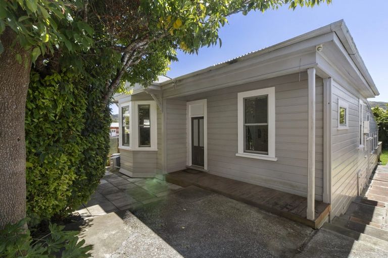 Photo of property in 8 Lewer Street, Karori, Wellington, 6012