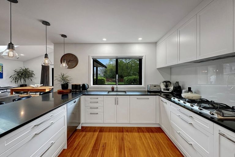 Photo of property in 45 Heretaunga Square, Silverstream, Upper Hutt, 5019