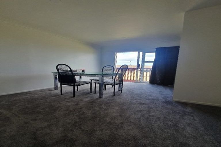 Photo of property in 18 Flagstaff Place, Massey, Auckland, 0614